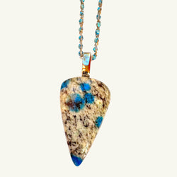 Collana granito k2 con azzurrite 27x17 mm Sharifa Crystals