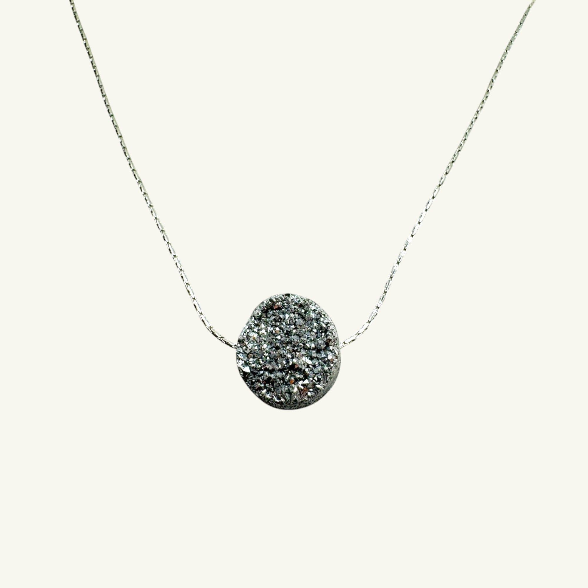 Collana punto luce drusa grigio nera Sharifa Crystals