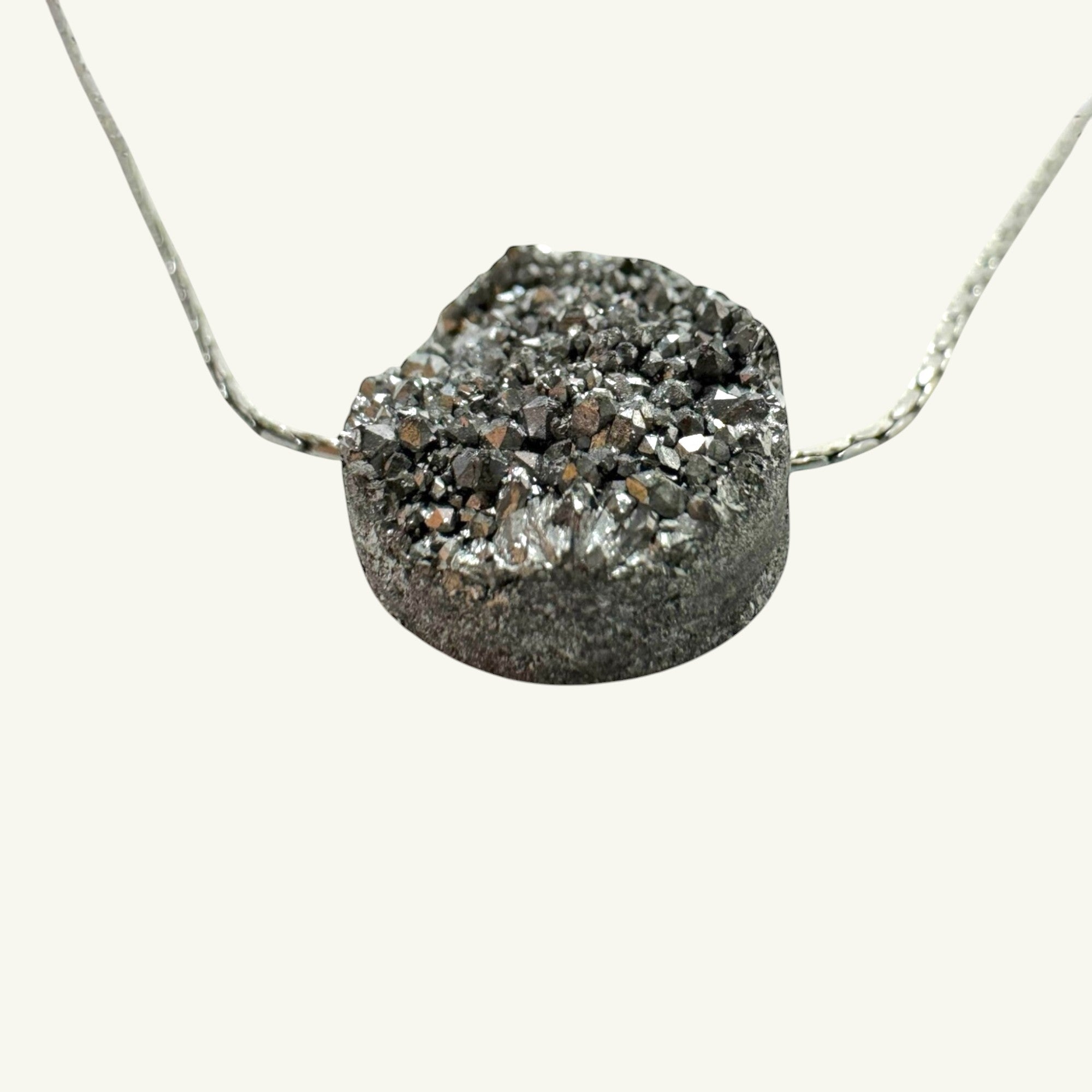 Collana punto luce drusa grigio nera Sharifa Crystals