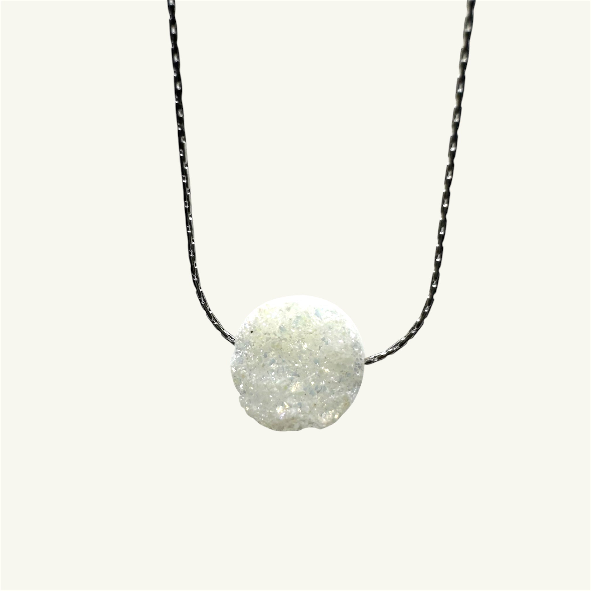 Collana punto luce drusa agata bianca Sharifa Crystals