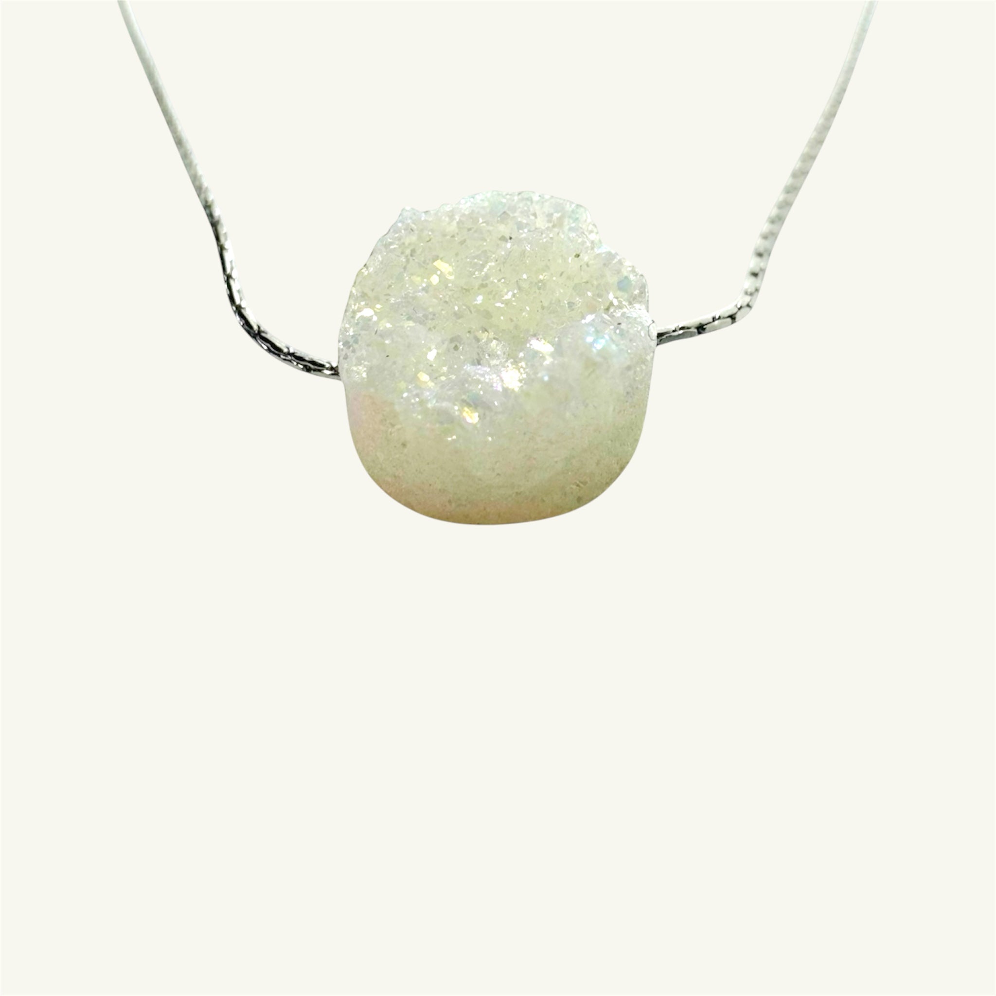 Collana punto luce drusa agata bianca Sharifa Crystals