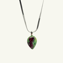 collana rubyzoisite goccia 32x22mm Sharifa Crystals